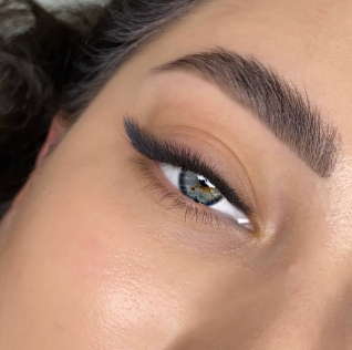 مشتری اکستنشن مژه